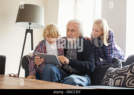 Großvater mit digital-Tablette mit Enkel Stockfoto