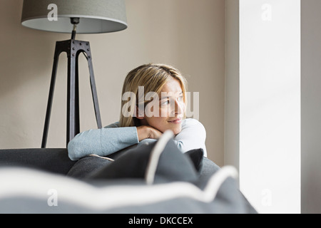 Porträt von Mitte Erwachsene Frau wegschauen Stockfoto