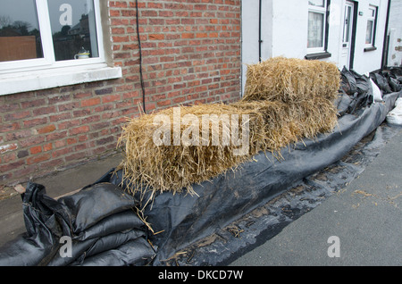 Häuser von Ballen im Winter folgende Starkregen Überschwemmungen geschützt Stockfoto