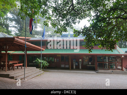 Das Visitor Center an der Monteverde Cloud Forest Reserve in Costa Rica. Es ist auch ein Café und Restaurant. Stockfoto