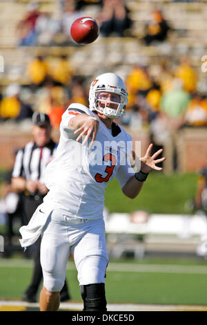 21. Oktober 2011 - Columbia, Missouri, USA - Oklahoma State Cowboys-quarterback Brandon Weeden (3) erwärmt sich vor dem Spiel.  Am Faurot Field im Memorial Stadium auf dem Campus der University of Missouri in Columbia. Oklahoma besiegte Missouri 45-24. (Bild Kredit: Jimmy Simmons/Southcreek/ZUMAPRESS.com ©) Stockfoto