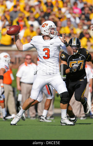 21. Oktober 2011 - Columbia, Missouri, USA - Oklahoma State Cowboys-quarterback Brandon Weeden (3) in Aktion während des Spiels zwischen der University of Missouri und Oklahoma State auf Faurot Field at Memorial Stadium auf dem Campus der University of Missouri in Columbia. Oklahoma besiegte Missouri 45-24. (Bild Kredit: Jimmy Simmons/Southcreek/ZUMAPRESS.com ©) Stockfoto