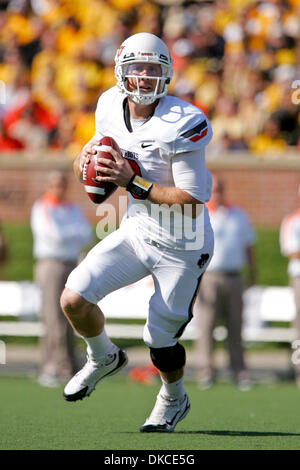 21. Oktober 2011 - Columbia, Missouri, USA - Oklahoma State Cowboys-quarterback Brandon Weeden (3) in Aktion während des Spiels zwischen der University of Missouri und Oklahoma State auf Faurot Field at Memorial Stadium auf dem Campus der University of Missouri in Columbia. Oklahoma besiegte Missouri 45-24. (Bild Kredit: Jimmy Simmons/Southcreek/ZUMAPRESS.com ©) Stockfoto