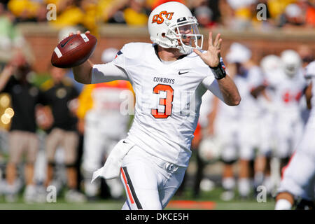 21. Oktober 2011 - Columbia, Missouri, USA - Oklahoma State Cowboys-quarterback Brandon Weeden (3) in Aktion während des Spiels zwischen der University of Missouri und Oklahoma State auf Faurot Field at Memorial Stadium auf dem Campus der University of Missouri in Columbia. Oklahoma besiegte Missouri 45-24. (Bild Kredit: Jimmy Simmons/Southcreek/ZUMAPRESS.com ©) Stockfoto