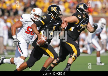 21. Oktober 2011 - Columbia, Missouri, USA - Missouri Tigers quarterback James Franklin (1) läuft mit dem Ball während des Spiels zwischen der University of Missouri und Oklahoma State auf Faurot Field at Memorial Stadium auf dem Campus der University of Missouri in Columbia. Oklahoma besiegte Missouri 45-24. (Bild Kredit: Jimmy Simmons/Southcreek/ZUMAPRESS.com ©) Stockfoto