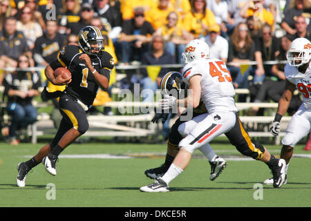 21. Oktober 2011 - Columbia, Missouri, USA - Missouri Tigers quarterback James Franklin (1) in Aktion während des Spiels zwischen der University of Missouri und Oklahoma State auf Faurot Field at Memorial Stadium auf dem Campus der University of Missouri in Columbia. Oklahoma besiegte Missouri 45-24. (Bild Kredit: Jimmy Simmons/Southcreek/ZUMAPRESS.com ©) Stockfoto