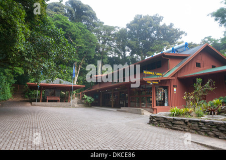 Das Visitor Center an der Monteverde Cloud Forest Reserve in Costa Rica. Es ist auch ein Café und Restaurant. Stockfoto