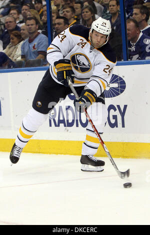 22. Oktober 2011 - Tampa, Florida, USA - Buffalo Sabres Verteidiger Robyn Regehr (24) während eines NHL-Eishockey-Spiel zwischen den Buffalo-Säbel und die Tampa Bay Lightning. Tampa gewann mit 3: 0 (Kredit-Bild: © Don Montague/Southcreek/ZUMAPRESS.com) Stockfoto