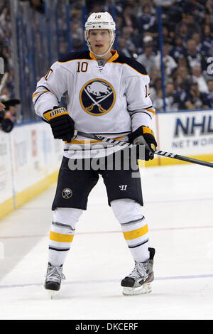 22. Oktober 2011 - Tampa, Florida, USA - Buffalo Sabres Verteidiger Christian Ehrhoff (10) während eines NHL-Eishockey-Spiel zwischen den Buffalo-Säbel und die Tampa Bay Lightning. Tampa gewann mit 3: 0 (Kredit-Bild: © Don Montague/Southcreek/ZUMAPRESS.com) Stockfoto