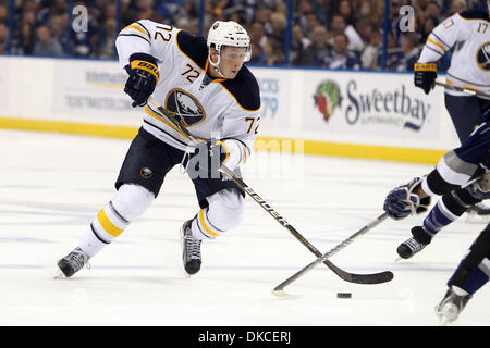 22. Oktober 2011 - Tampa, Florida, USA - Buffalo Sabres center Luke Adam (72) während eines NHL-Eishockey-Spiel zwischen den Buffalo-Säbel und die Tampa Bay Lightning. Tampa gewann mit 3: 0 (Kredit-Bild: © Don Montague/Southcreek/ZUMAPRESS.com) Stockfoto