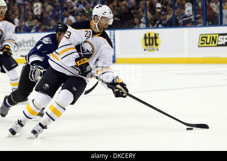 22. Oktober 2011 - Tampa, Florida, USA - Buffalo Sabres center Ville Leino (23) während eines NHL-Eishockey-Spiel zwischen den Buffalo-Säbel und die Tampa Bay Lightning. Tampa gewann mit 3: 0 (Kredit-Bild: © Don Montague/Southcreek/ZUMAPRESS.com) Stockfoto