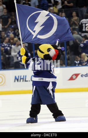 22. Oktober 2011 - Tampa, Florida, USA - Tampa Bay Lightning Maskottchen während eines NHL-Eishockey-Spiel zwischen den Buffalo-Säbel und die Tampa Bay Lightning. Tampa gewann mit 3: 0 (Kredit-Bild: © Don Montague/Southcreek/ZUMAPRESS.com) Stockfoto