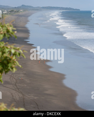 Ein langer Strand an Costa Ricas Pazifikküste benannt Playa Hermosa. Stockfoto