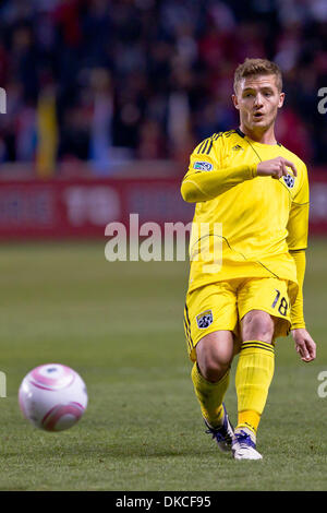 22. Oktober 2011 - spielt Bridgeview, Illinois, USA - Columbus Crew Mittelfeldspieler Robbie Rogers (18) den Ball nach vorne während der zweiten Hälfte Aktion das MLS-Spiel zwischen den Chicago Fire und der Columbus Crew im Toyota Park in Bridgeview, Illinois. Das Feuer besiegte die Mannschaft 3: 2. (Bild Kredit: Geoffrey Siehr/Southcreek/ZUMAPRESS.com ©) Stockfoto