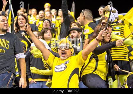 22. Oktober 2011 - Bridgeview, Illinois, USA - Columbus Crew Fans Wurzel in ihrem Team während der MLS-Spiel zwischen den Chicago Fire und der Columbus Crew im Toyota Park in Bridgeview, Illinois. Das Feuer besiegte die Mannschaft 3: 2. (Bild Kredit: Geoffrey Siehr/Southcreek/ZUMAPRESS.com ©) Stockfoto