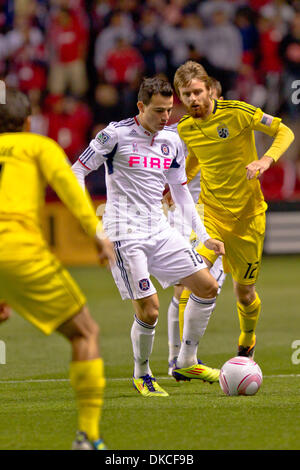 22. Oktober 2011 - spielt Bridgeview, Illinois, USA - Chicago Fire Mittelfeldspieler Marco Pappa (16) den Ball nach unten Feld wie cc12 das Spiel während der MLS-Spiel zwischen den Chicago Fire und der Columbus Crew im Toyota Park in Bridgeview, Illinois Routen. Das Feuer besiegte die Mannschaft 3: 2. (Bild Kredit: Geoffrey Siehr/Southcreek/ZUMAPRESS.com ©) Stockfoto