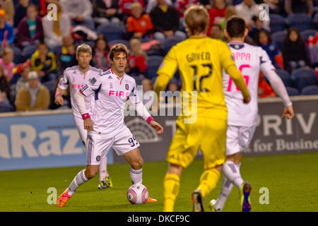 22. Oktober 2011 - schaut Bridgeview, Illinois, USA - Chicago Fire vorwärts Diego Chaves (99), um den Ball in die MLS-Spiel zwischen den Chicago Fire und der Columbus Crew im Toyota Park in Bridgeview, Illinois. Das Feuer besiegte die Mannschaft 3: 2. (Bild Kredit: Geoffrey Siehr/Southcreek/ZUMAPRESS.com ©) Stockfoto