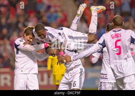 22. Oktober 2011 - ist Bridgeview, Illinois, USA - Chicago Fire Verteidiger Jalil Anibaba (6) von seinen Teamkollegen gemobbt, nachdem ein Tor in der MLS-Spiel zwischen den Chicago Fire und der Columbus Crew im Toyota Park in Bridgeview, Illinois. Das Feuer besiegte die Mannschaft 3: 2. (Bild Kredit: Geoffrey Siehr/Southcreek/ZUMAPRESS.com ©) Stockfoto