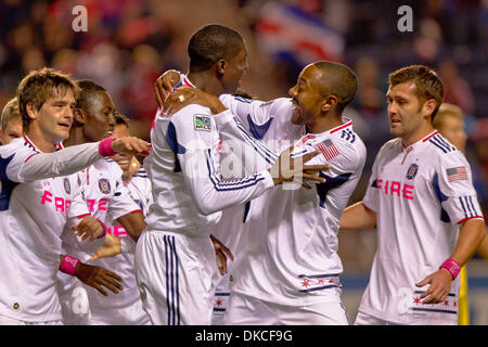 22. Oktober 2011 - ist von seinen Teamkameraden Bridgeview, Illinois, USA - Chicago Fire Verteidiger Jalil Anibaba (6) gratulierte, nachdem ein Tor in der MLS-Spiel zwischen den Chicago Fire und der Columbus Crew im Toyota Park in Bridgeview, Illinois. Das Feuer besiegte die Mannschaft 3: 2. (Bild Kredit: Geoffrey Siehr/Southcreek/ZUMAPRESS.com ©) Stockfoto