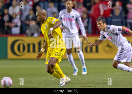 22. Oktober 2011 - dribbelt Bridgeview, Illinois, USA - Columbus Crew vorwärts Emilio Renteria (20) den Ball während des MLS-Spiels zwischen den Chicago Fire und der Columbus Crew im Toyota Park in Bridgeview, Illinois. Das Feuer besiegte die Mannschaft 3: 2. (Bild Kredit: Geoffrey Siehr/Southcreek/ZUMAPRESS.com ©) Stockfoto