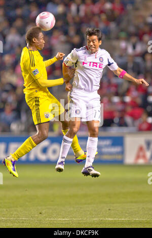 22. Oktober 2011 - Bridgeview, Illinois, USA - Columbus Crew Mittelfeldspieler Emmanuel Ekpo (17) und Chicago Fire Mittelfeldspieler Pavel Pardo (17) jeder nach oben für einen Header während das MLS-Spiel zwischen den Chicago Fire und der Columbus Crew im Toyota Park in Bridgeview, Illinois. Das Feuer besiegte die Mannschaft 3: 2. (Bild Kredit: Geoffrey Siehr/Southcreek/ZUMAPRESS.com ©) Stockfoto