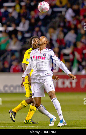 22. Oktober 2011 - spielt Bridgeview, Illinois, USA - Chicago Fire Verteidiger Cory Gibbs (5) einen Header in die MLS-Spiel zwischen den Chicago Fire und der Columbus Crew im Toyota Park in Bridgeview, Illinois. Das Feuer besiegte die Mannschaft 3: 2. (Bild Kredit: Geoffrey Siehr/Southcreek/ZUMAPRESS.com ©) Stockfoto