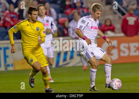 22. Oktober 2011 - Bridgeview, Illinois, geht USA - Chicago Fire Mittelfeldspieler Logan Pause (12) der Ball als Columbus Crew Mittelfeldspieler, die Josh Gardner (31) während das MLS-Spiel zwischen den Chicago Fire und der Columbus Crew im Toyota Park in Bridgeview, Illinois verteidigt. Das Feuer besiegte die Mannschaft 3: 2. (Bild Kredit: Geoffrey Siehr/Southcreek/ZUMAPRESS.com ©) Stockfoto