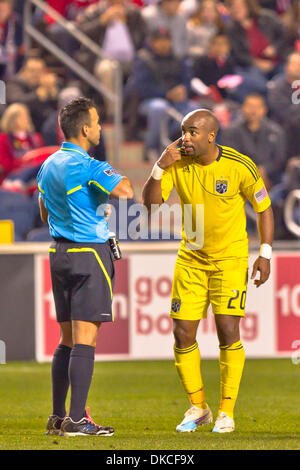 22. Oktober 2011 - Fragen Bridgeview, Illinois, USA - Columbus Crew vorwärts Emilio Renteria (20) der Schiedsrichter Sehvermögen während der MLS-Spiel zwischen den Chicago Fire und der Columbus Crew im Toyota Park in Bridgeview, Illinois. Das Feuer besiegte die Mannschaft 3: 2. (Bild Kredit: Geoffrey Siehr/Southcreek/ZUMAPRESS.com ©) Stockfoto