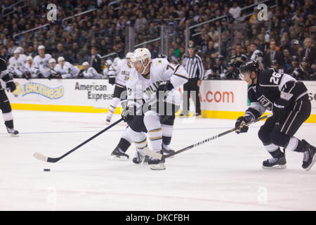 22. Oktober 2011 - jagt Los Angeles, Kalifornien, USA - LA Kings (26) Slava Voynov Dallas Stars (73) Michael Ryder.  Die Könige besiegten die Stars 1: 0 erzielte spät in der dritten Periode. (Bild Kredit: Josh Chapel/Southcreek/ZUMAPRESS.com ©) Stockfoto