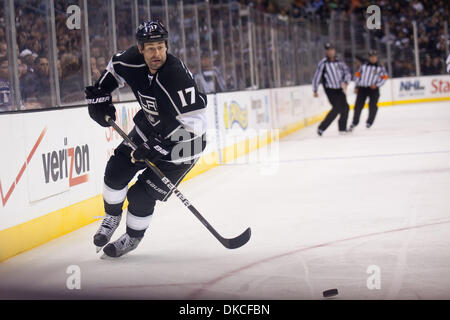 22. Oktober 2011 - jagt Los Angeles, Kalifornien, USA - LA Kings (17) Ethan Moreau den Puck in die Ecke, wie die Refs aussehen auf.  Die Könige besiegten die Stars 1: 0 erzielte spät in der dritten Periode. (Bild Kredit: Josh Chapel/Southcreek/ZUMAPRESS.com ©) Stockfoto