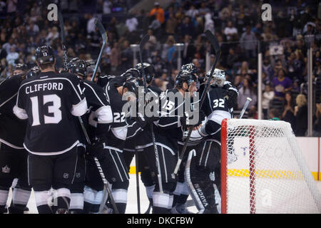 22. Oktober 2011 - Los Angeles, Kalifornien, USA - die LA Kings herab zu Torwart (32) gratulieren Jonathan Quick für ein perfektes Spiel.  Die Könige besiegten die Stars 1: 0 erzielte spät in der dritten Periode. (Bild Kredit: Josh Chapel/Southcreek/ZUMAPRESS.com ©) Stockfoto