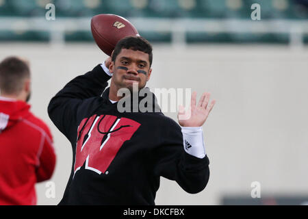 22. Oktober 2011 - East Lansing, Michigan, Vereinigte Staaten von Amerika - Wisconsin Badgers quarterback Russell Wilson (16) vor dem Spiel zwischen dem Wisconsin Badgers und Michigan State Spartans. (Kredit-Bild: © Rey Del Rio/Southcreek/ZUMAPRESS.com) Stockfoto