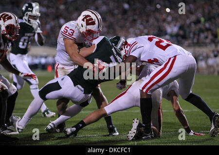 22. Oktober 2011 - East Lansing, Michigan, Vereinigte Staaten von Amerika - Wisconsin Badgers quarterback Russell Wilson (16) vor dem Spiel zwischen dem Wisconsin Badgers und Michigan State Spartans. (Kredit-Bild: © Rey Del Rio/Southcreek/ZUMAPRESS.com) Stockfoto