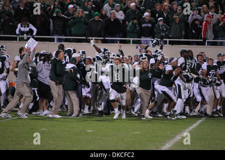 22. Oktober 2011 feiern - East Lansing, Michigan, Vereinigte Staaten von Amerika - Michigan State Spartans Spieler nach dem Sieg über die Wisconsin Badgers 37-31 im Spartan Stadium. (Kredit-Bild: © Rey Del Rio/Southcreek/ZUMAPRESS.com) Stockfoto