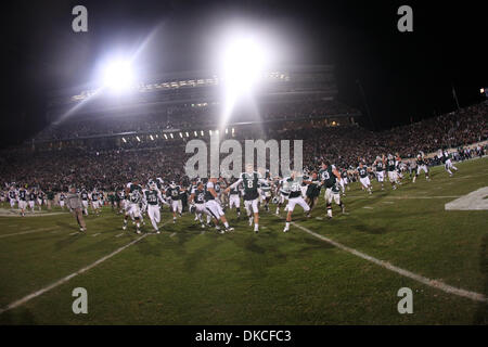 22. Oktober 2011 feiern - East Lansing, Michigan, Vereinigte Staaten von Amerika - Michigan State Spartans Spieler nach dem Sieg über die Wisconsin Badgers 37-31 im Spartan Stadium. (Kredit-Bild: © Rey Del Rio/Southcreek/ZUMAPRESS.com) Stockfoto