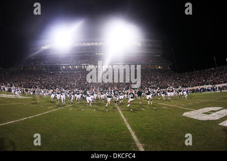 22. Oktober 2011 feiern - East Lansing, Michigan, Vereinigte Staaten von Amerika - Michigan State Spartans Spieler nach dem Sieg über die Wisconsin Badgers 37-31 im Spartan Stadium. (Kredit-Bild: © Rey Del Rio/Southcreek/ZUMAPRESS.com) Stockfoto