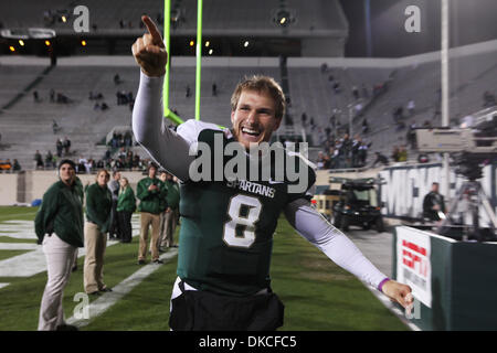 22. Oktober 2011 - East Lansing, Michigan, Vereinigte Staaten von Amerika - Michigan State Spartans Quarterback, die Kirk Cousins (8) feiert nach dem werfen ein Ave Maria übergeben, da die Uhr abgelaufen ist, um die Wisconsin Badgers 37-31at Spartan Stadium zu besiegen. (Kredit-Bild: © Rey Del Rio/Southcreek/ZUMAPRESS.com) Stockfoto