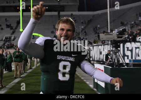 22. Oktober 2011 - East Lansing, Michigan, Vereinigte Staaten von Amerika - Michigan State Spartans Quarterback, die Kirk Cousins (8) feiert nach dem werfen ein Ave Maria übergeben, da die Uhr abgelaufen ist, um die Wisconsin Badgers 37-31at Spartan Stadium zu besiegen. (Kredit-Bild: © Rey Del Rio/Southcreek/ZUMAPRESS.com) Stockfoto