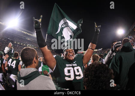 22. Oktober 2011 feiert nach dem Sieg über die Wisconsin Badgers im Spartan Stadium - East Lansing, Michigan, Vereinigte Staaten von Amerika - Michigan State Spartans defensive Tackle Jerel würdig (99). MSU besiegte Wisonsin 37-31. (Kredit-Bild: © Rey Del Rio/Southcreek/ZUMAPRESS.com) Stockfoto