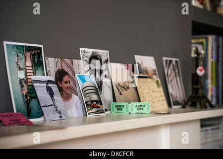 Wohnzimmer-Kamin mit Reiseandenken und Fotografien Stockfoto