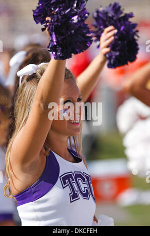 22. Oktober 2011 - Fort Worth, Texas, USA - TCU Horned Frogs Cheerleader während Aktion zwischen New Mexico Lobos und TCU Horned Frogs durchführen.  TCU Niederlagen bei Amon G. Carter Stadium New Mexico 69-0. (Kredit-Bild: © Andrew Dieb/Southcreek/ZUMAPRESS.com) Stockfoto