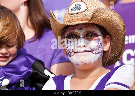 22. Oktober 2011 - Fort Worth, Texas, USA - Young TCU Horned Frosch Fan während Aktion zwischen New Mexico Lobos und TCU Horned Frogs.  TCU Niederlagen bei Amon G. Carter Stadium New Mexico 69-0. (Kredit-Bild: © Andrew Dieb/Southcreek/ZUMAPRESS.com) Stockfoto