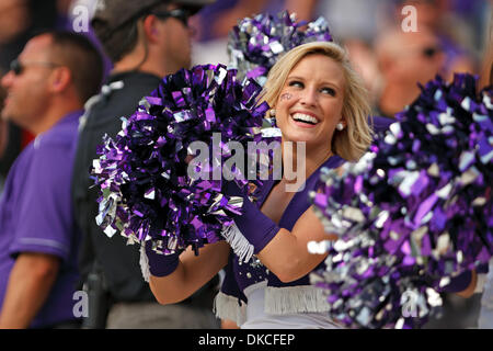 22. Oktober 2011 - Fort Worth, Texas, USA - TCU Horned Frogs Cheerleader während Aktion zwischen New Mexico Lobos und TCU Horned Frogs durchführen.  TCU Niederlagen bei Amon G. Carter Stadium New Mexico 69-0. (Kredit-Bild: © Andrew Dieb/Southcreek/ZUMAPRESS.com) Stockfoto