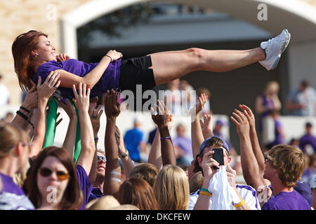 22. Oktober 2011 - Fort Worth, Texas, USA - A TCU Horned Frogs Fan in der Luft 69 mal nach TCU Niederlagen New Mexico 69-0 bei Amon G. Carter Stadium geworfen. (Kredit-Bild: © Andrew Dieb/Southcreek/ZUMAPRESS.com) Stockfoto