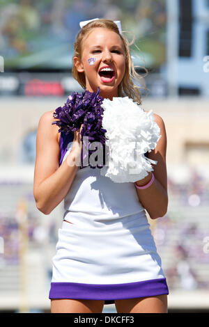 22. Oktober 2011 - Fort Worth, Texas, USA - TCU Horned Frogs Cheerleader während Aktion zwischen New Mexico Lobos und TCU Horned Frogs durchführen.  TCU Niederlagen bei Amon G. Carter Stadium New Mexico 69-0. (Kredit-Bild: © Andrew Dieb/Southcreek/ZUMAPRESS.com) Stockfoto