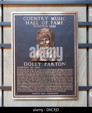 A Bronzetafel von Dolly Parton in die Country Music Hall Of Fame in Nashville, TN, USA Stockfoto