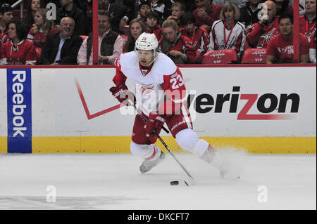 22. Oktober 2011 - Washington Dc, District Of Columbia, Vereinigte Staaten von Amerika - NHL Verizon Center;  Die beiden einzigen Teams mit einer perfekten Bilanz standen früh in dieser Saison Kappen (6-0) und Flügel (4: 0) sich heute Abend.  . Detroit Red Wings-Verteidiger Brad Stuart (23) Spielaktion... Kappen führen mit 2: 0 nach der ersten Periode. (Kredit-Bild: © Roland Pintilie/Southcreek/ZUMAPRESS.com) Stockfoto