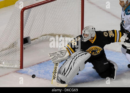 22. Oktober 2011 - Boston, Massachusetts, USA - Boston-Torwart Tim Thomas (#30) spart eine Punktzahl, die Haie führen, die Bruins 1: 0 am Ende der 1. Spielzeit im TD Garden in Boston, MA (Credit-Bild: © Jim Melito/Southcreek/ZUMAPRESS.com) Stockfoto