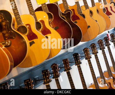 Viele gebrauchte Akustikgitarren zum Verkauf in einem Geschäft Stockfoto