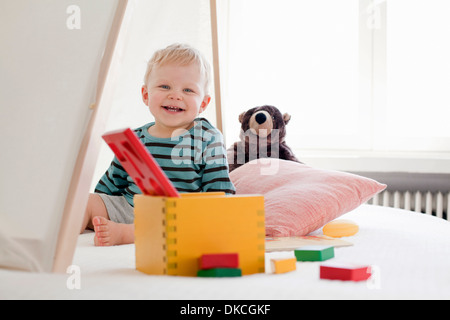 Glücklich kleiner Junge mit Spielzeug Stockfoto